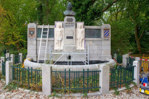 Scholtenmonument in Stadspark gerestaureerd