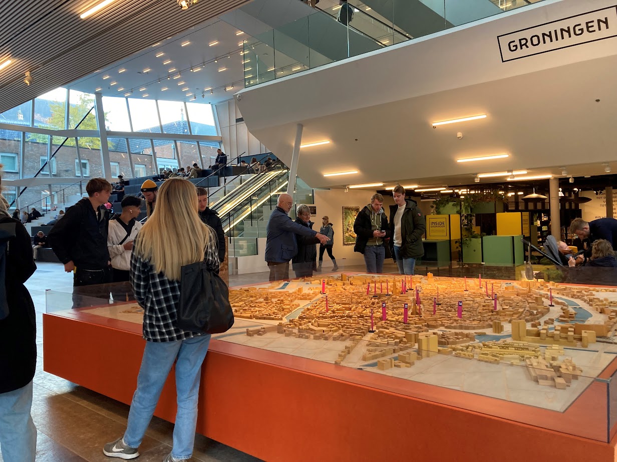 Grote maquette van binnenstad in hal van Forum Groningen