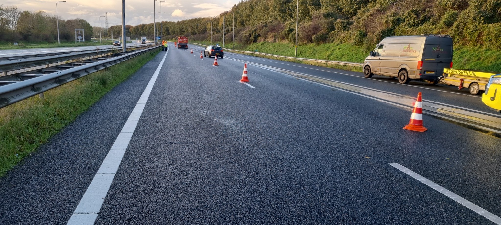 Glasplaat aan diggelen op de A7: file richting Drachten