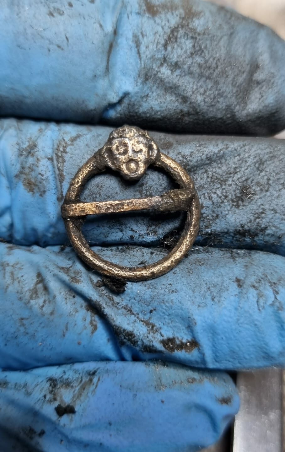 Archeologen doen bijzondere vondsten op Grote Markt; verloren objecten van marktbezoekers weer boven water