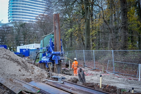 Damwandplanken voor kabelkanaal bij H.L. Wichersstraat in Groningen