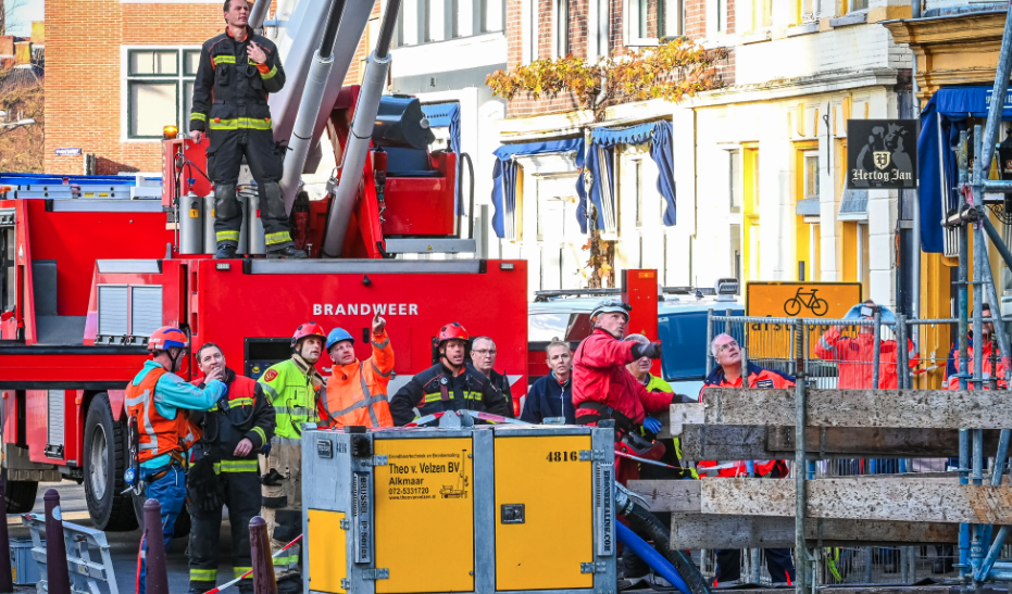 Beknelde bouwvakker op 10 meter hoogte bevrijd: “Een bizar scenario waarbij teamwork het verschil heeft gemaakt”
