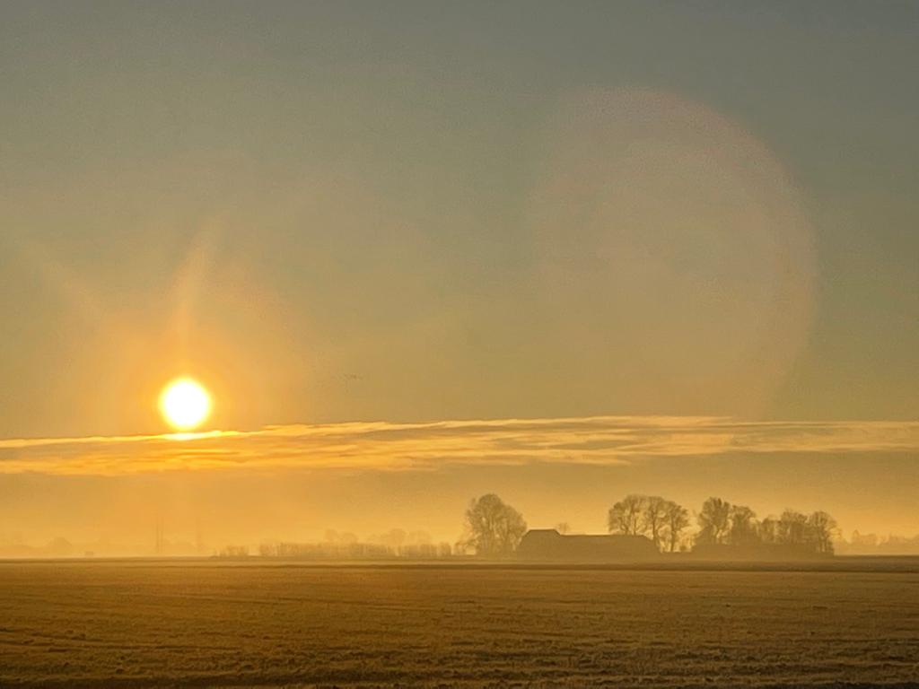De zon kwam op vanmorgen, boven velden met rijp, op de koudste dag van dit najaar tot nu toe.