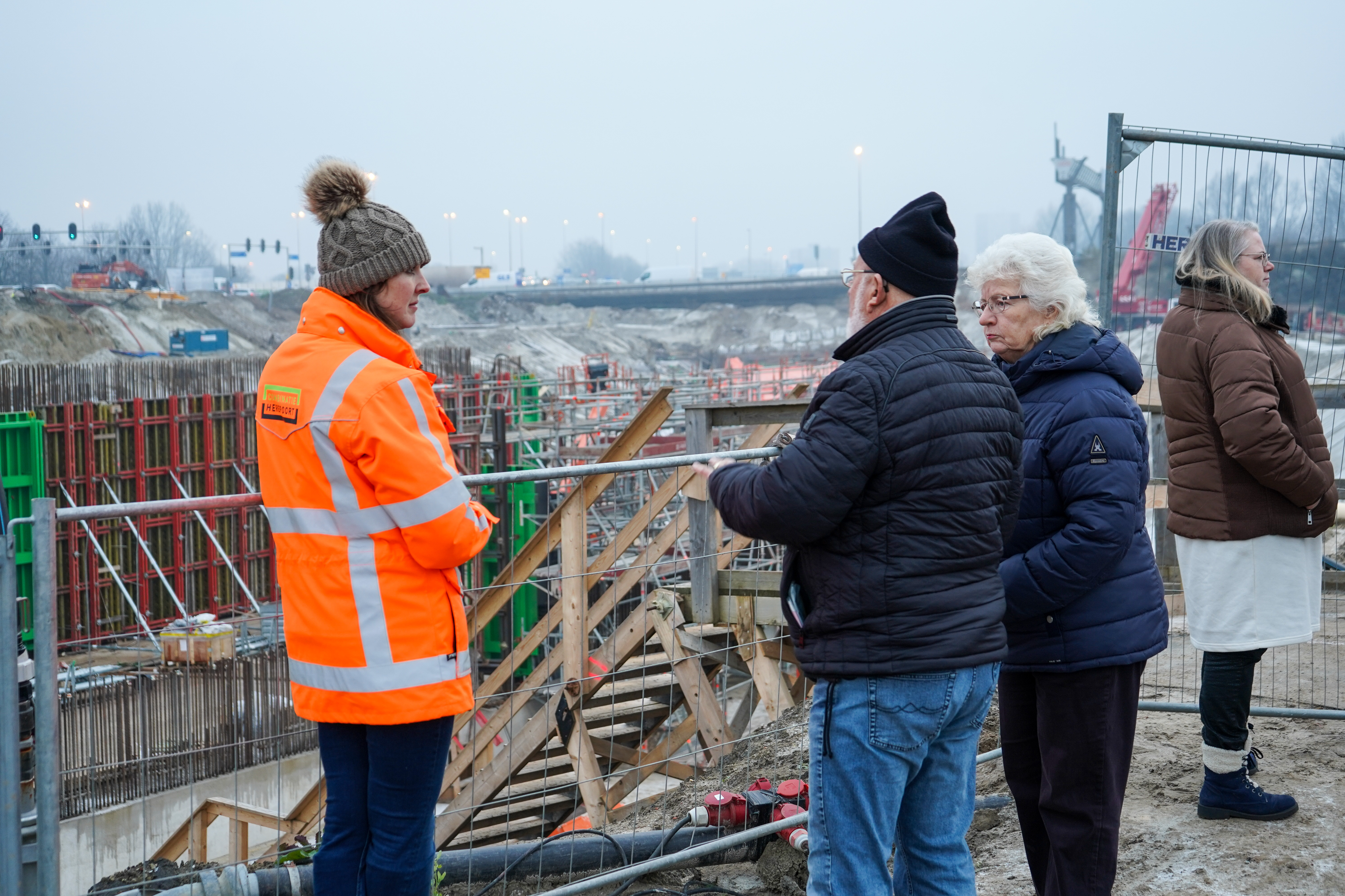 Bezoekers nemen in een kijkje in de bouwput van het Julianaplein.