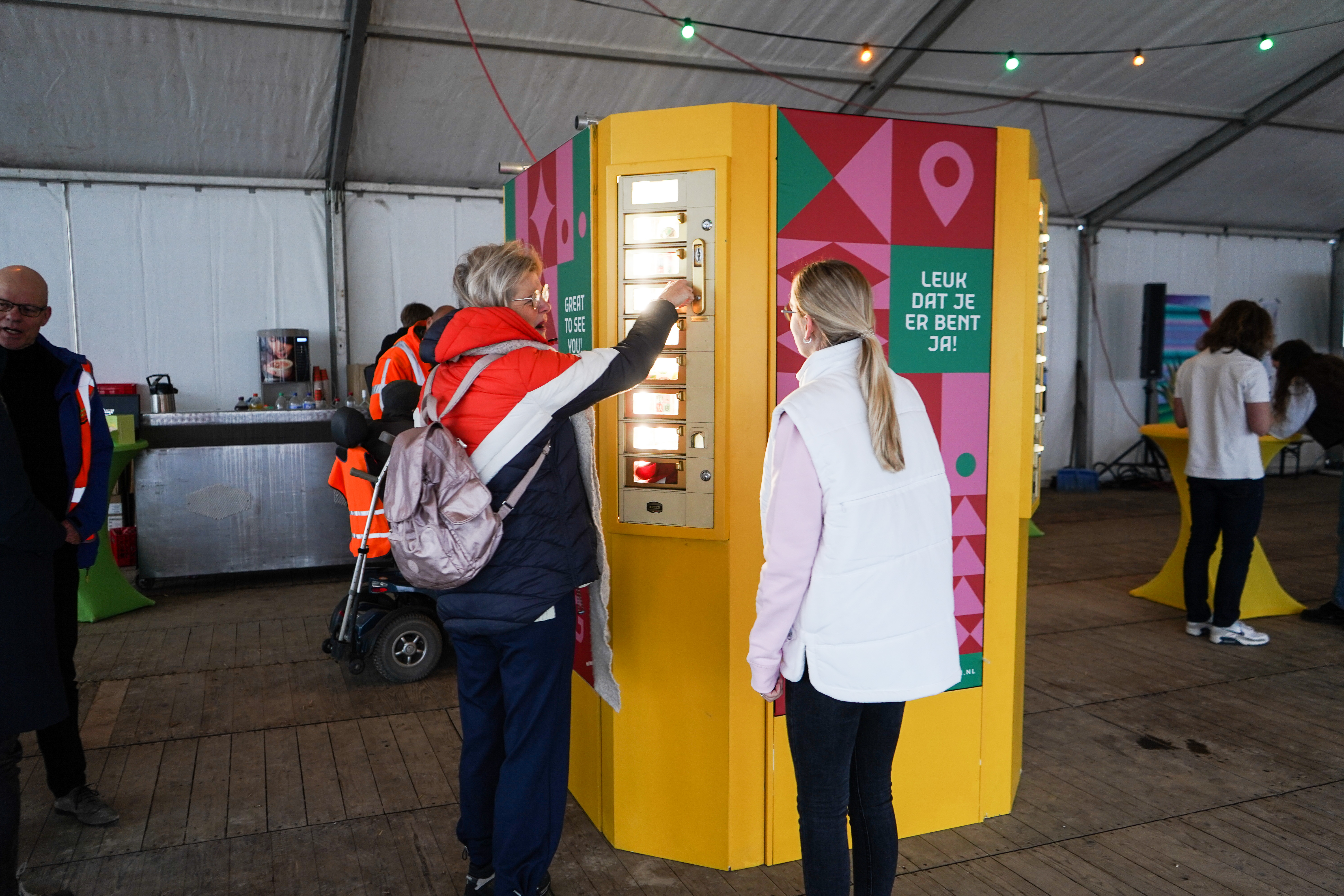Bezoekers kunnen gratis een cadeautje uit 'de muur' pakken.