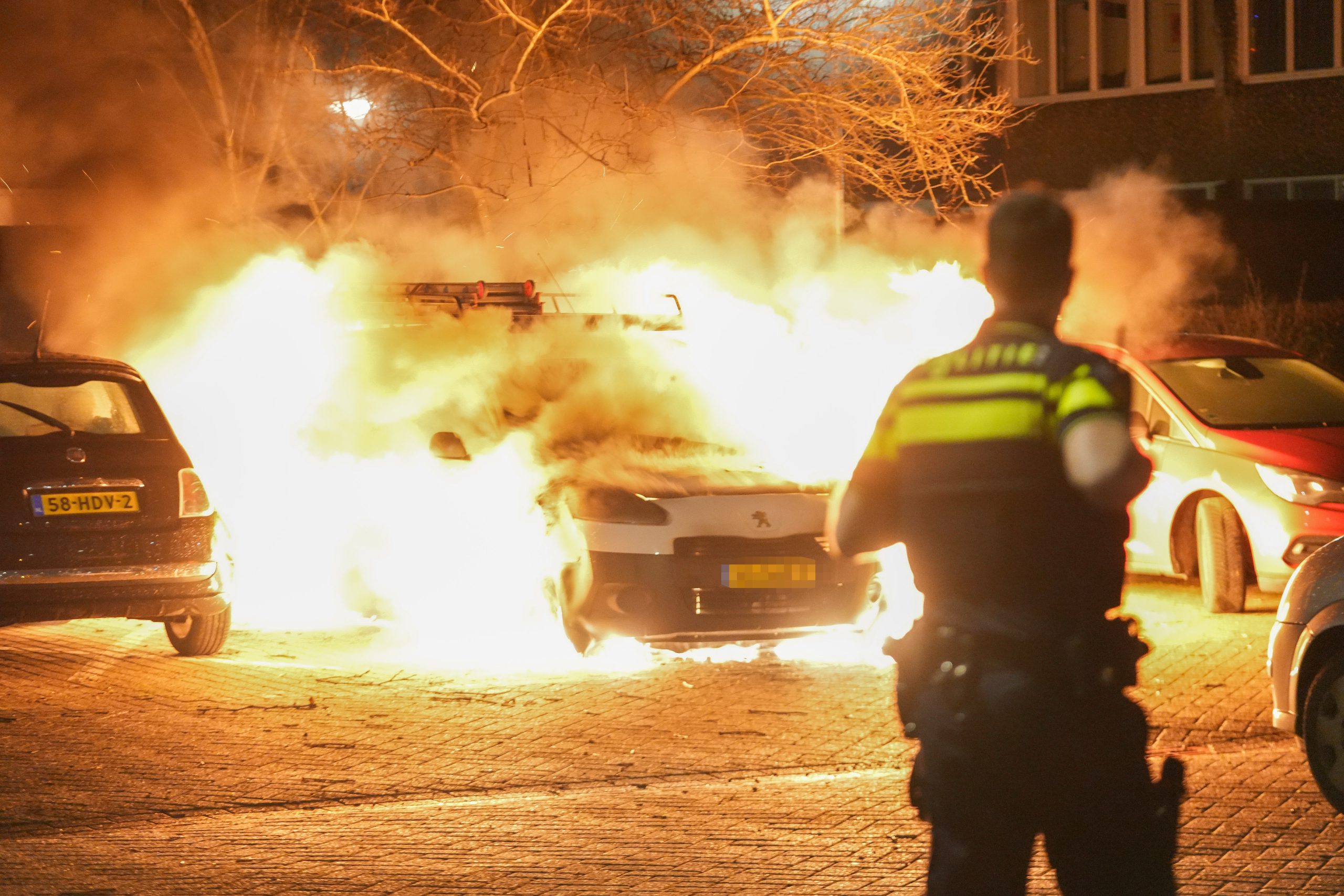 Bestelbus in brand gestoken aan Roer in Groningen