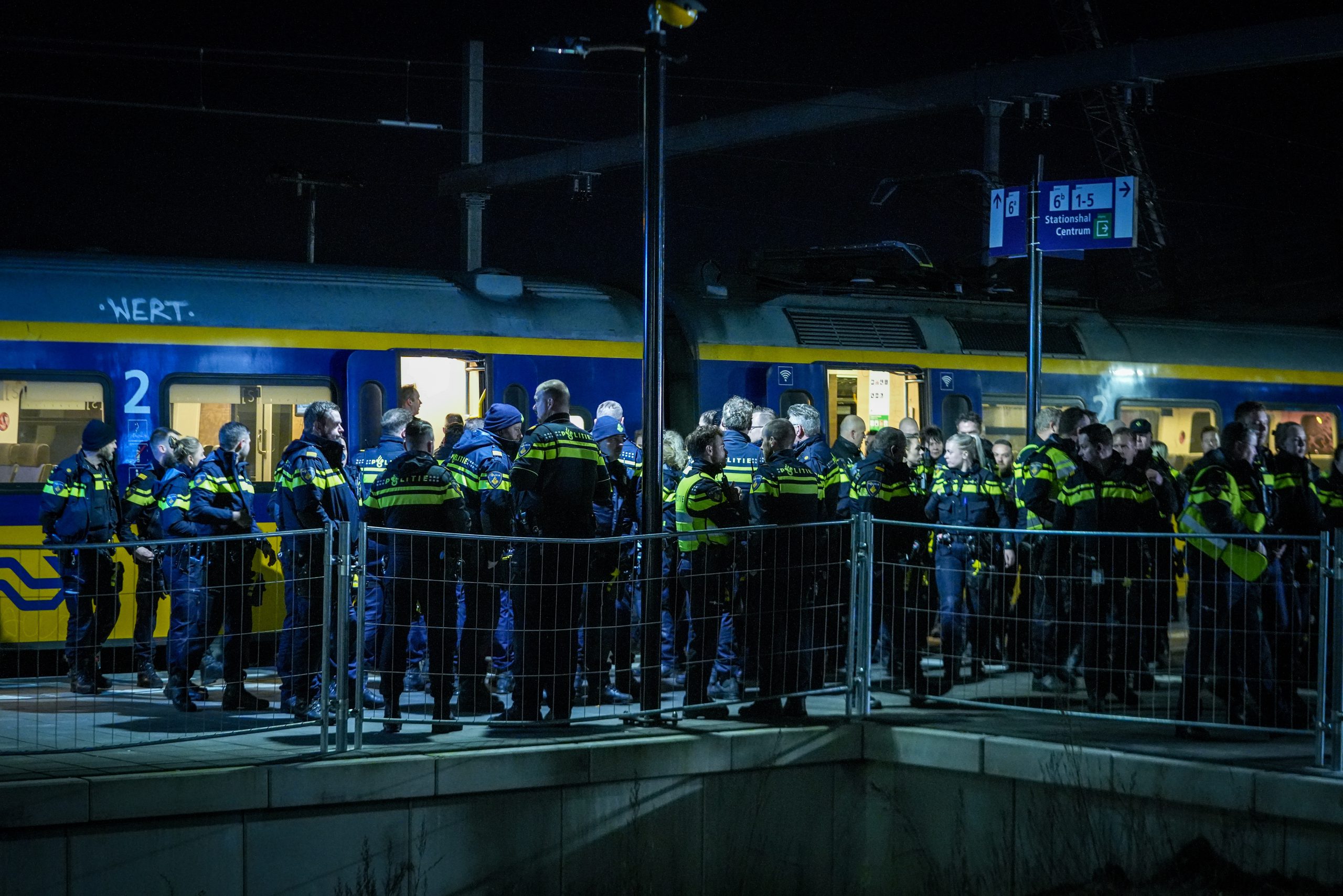 Grote politiemacht wacht voetbalsupporters op na vernielingen in trein