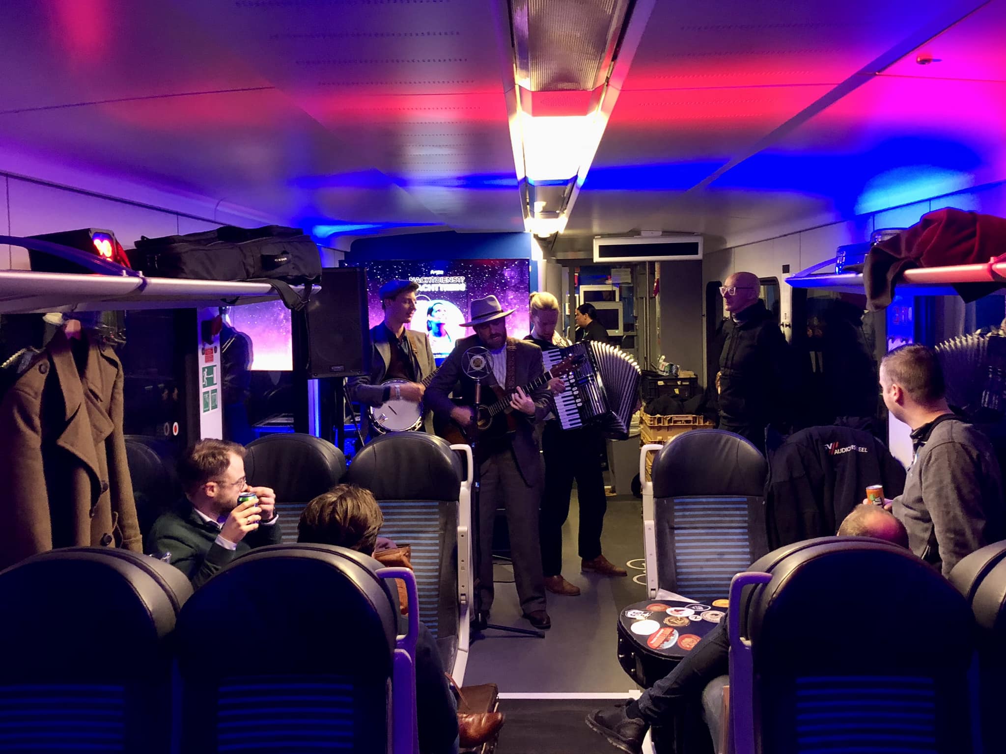 Eerste nachttrein van Groningen naar Schiphol maakt bezoekers Eurosonic en vliegreizigers blij