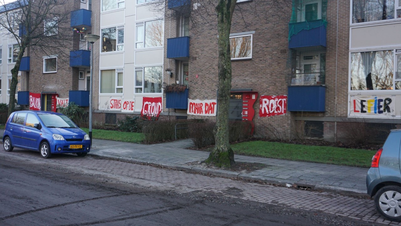 Bewoners portiekflats Paddepoel willen snel herstel balkons