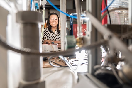 RUG-onderzoeker Jingxiu Xie maakt kerosine van afvalgassen