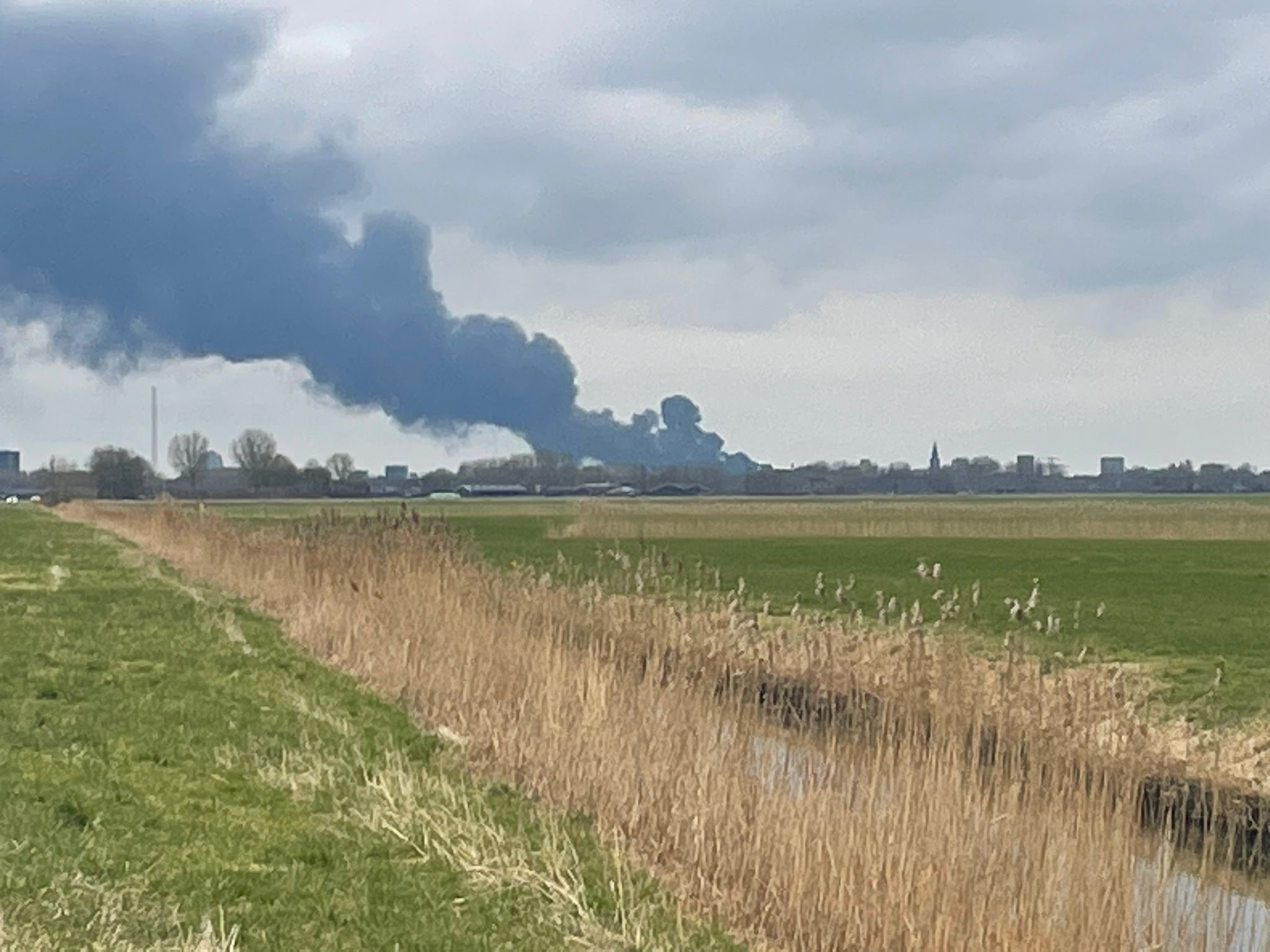 Aanhoudingen bij grote brand Groningen - grote wolken dreven boven stad