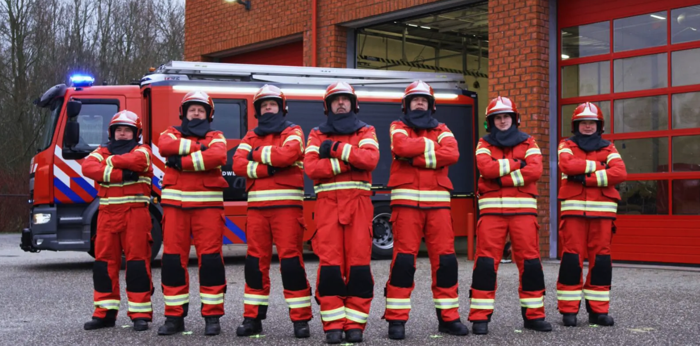 Groningse brandweer krijgt nieuwe, rode brandweerpakken