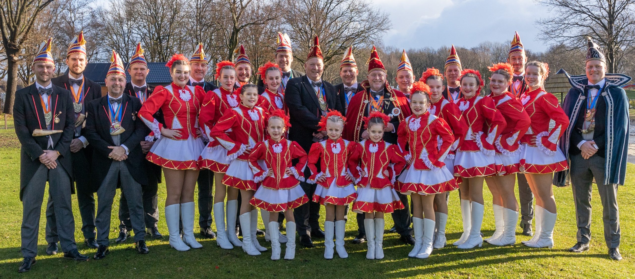 Carnaval barst los in provincie Groningen – in Kloosterburen en Ter Apel staan de bloemetjes nu buiten