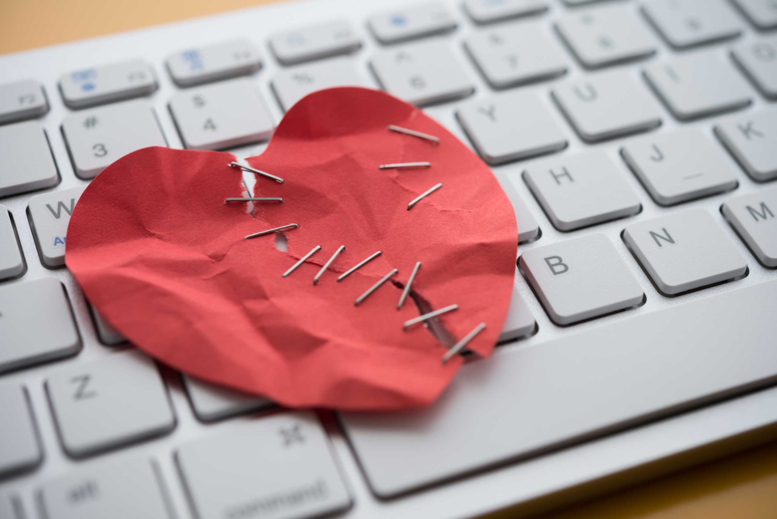 Een gebroken hart én een geplunderde rekening – Romantische fraude in een notendop