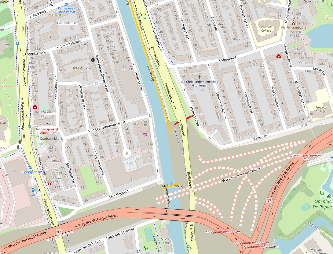 De Amaliatunnel (rode streep) is vanaf 6 maart dicht. De Muntingbrug en het fietspad langs het Noord-Willemskanaal (beide oranje streep) zijn nu al dicht.