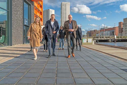 Groningen heeft eerste voetpad van Nederland belegd met zonne-tegels