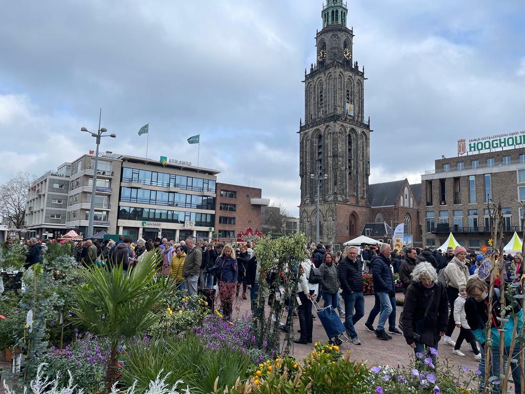 Bloemetjesmarkt zorgt al vroeg voor drukte in de binnenstad