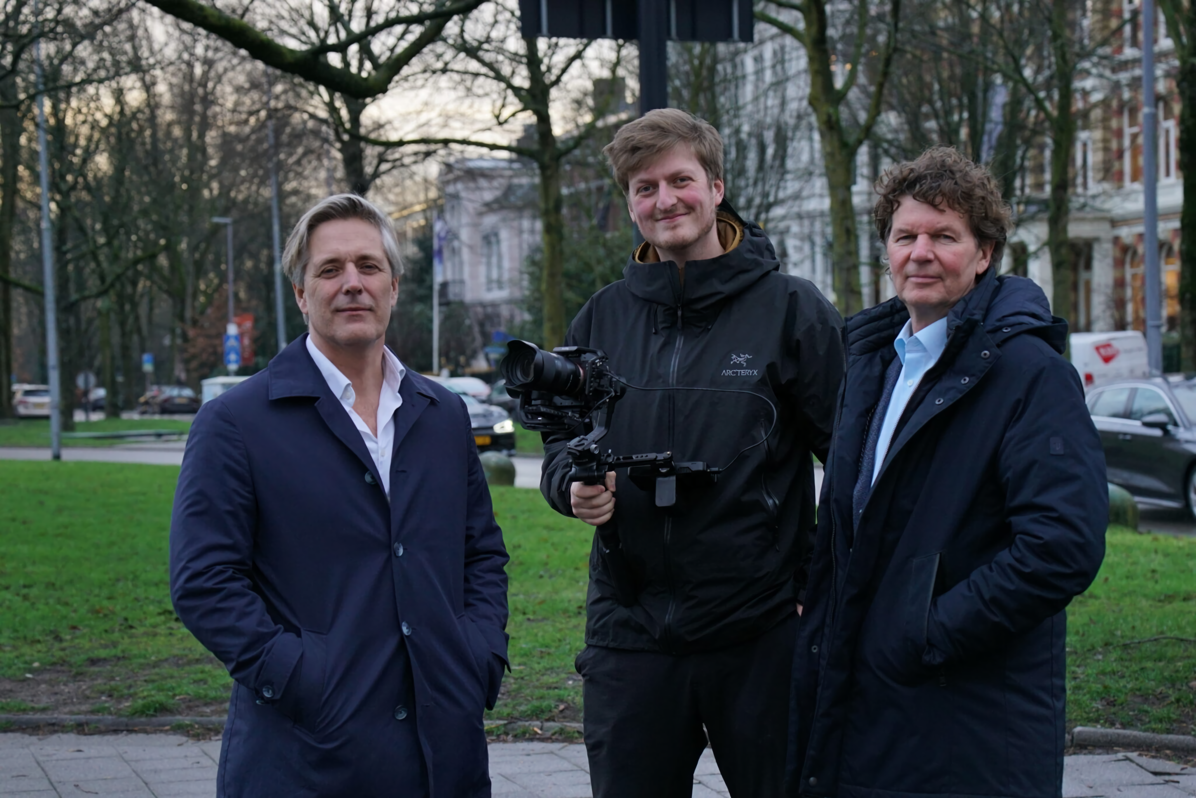 Van links naar rechts Daan van Dulst, cameraman Sander van Velze en Peter Tetteroo