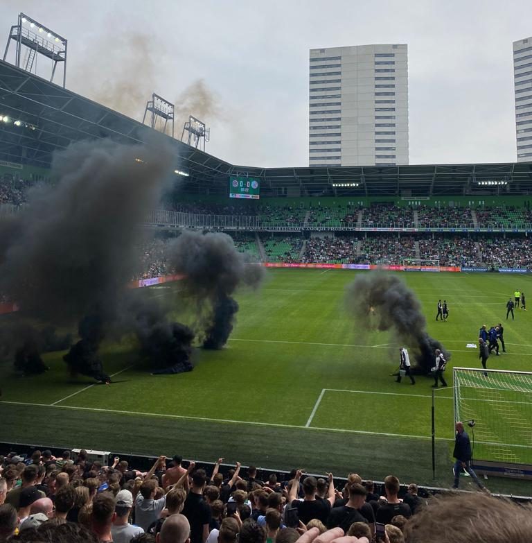 Rookbommen op veld bij FC Groningen-Ajax