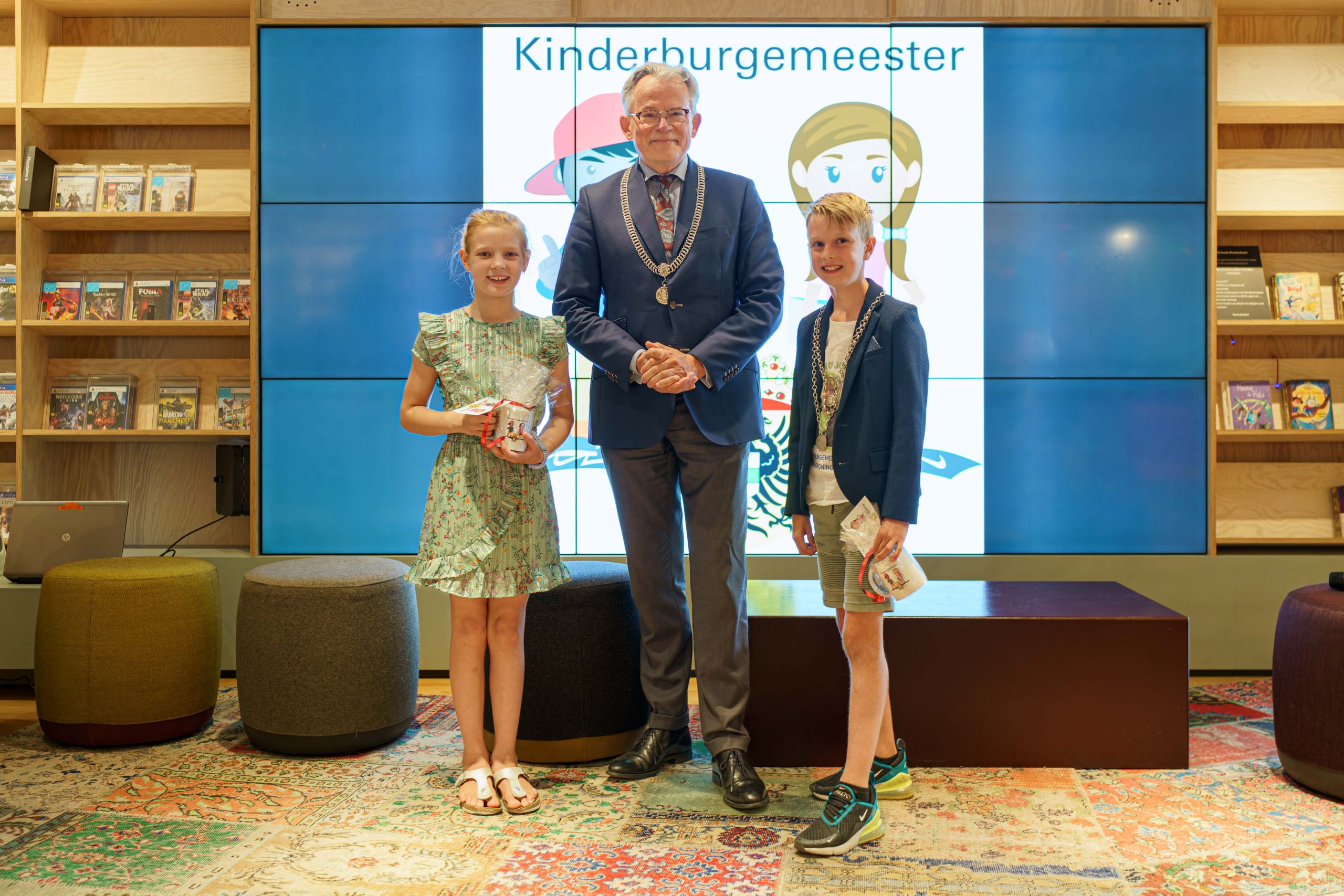 V.l.n.r.: loco-kinderburgemeester Ise, burgemeester Koen Schuiling en kinderburgemeester Jorn. Foto | Gemeente Groningen
