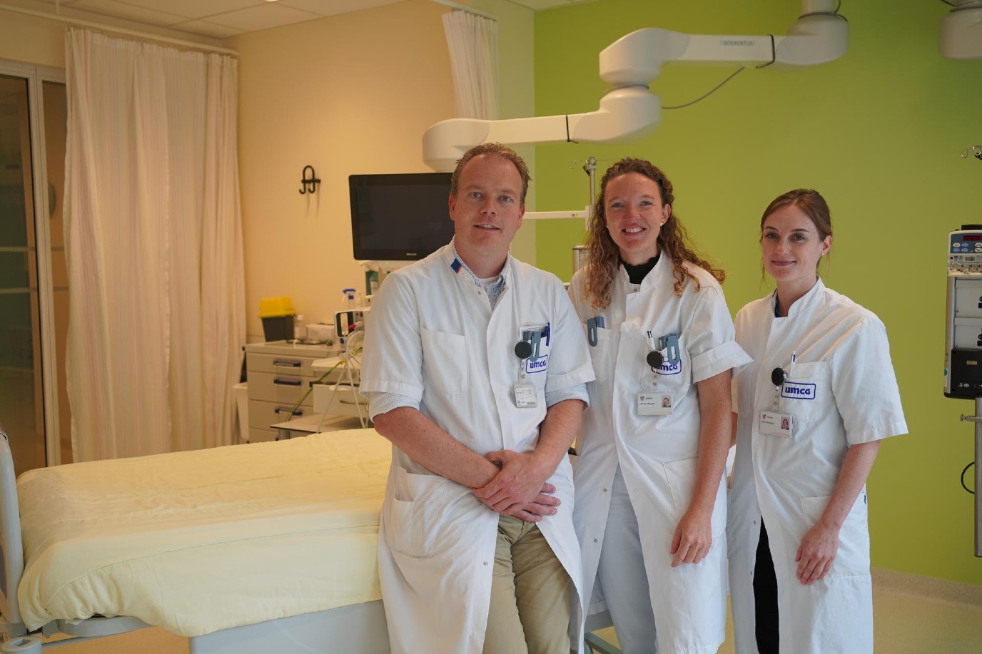 UMCG-cardiologen Jozine ter Maaten (midden), Kevin Damman en Iris Beldhuis