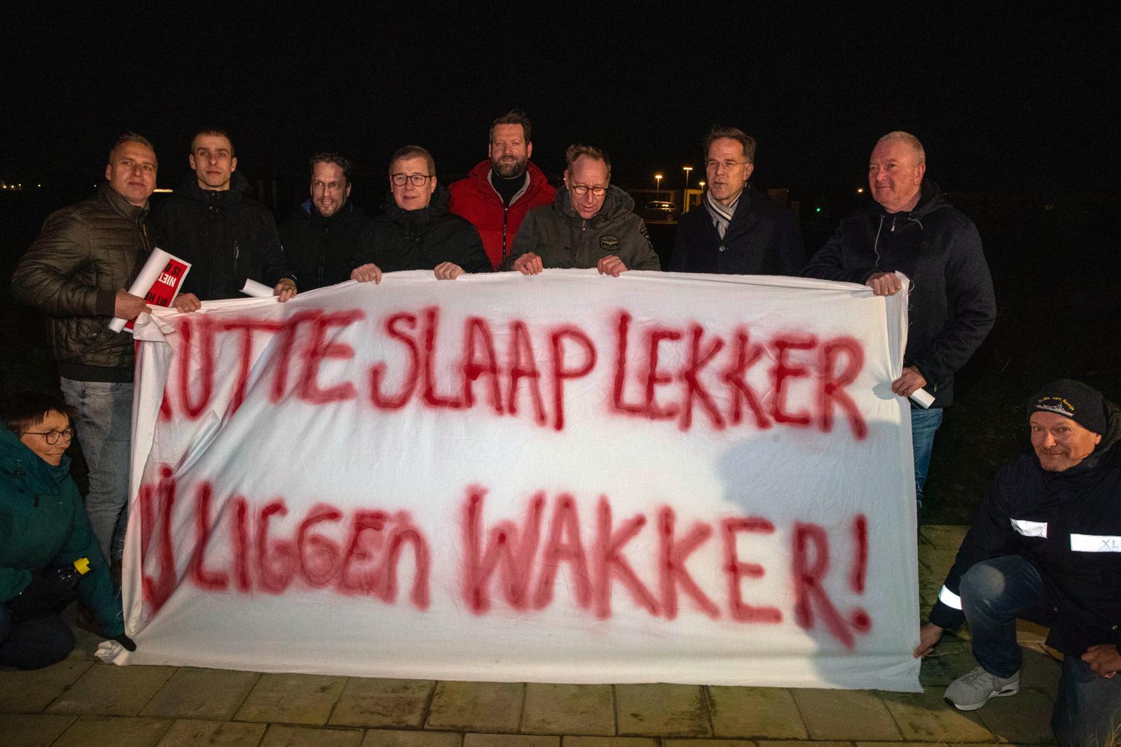 Rutte en de gedupeerden met het meegenomen spandoek