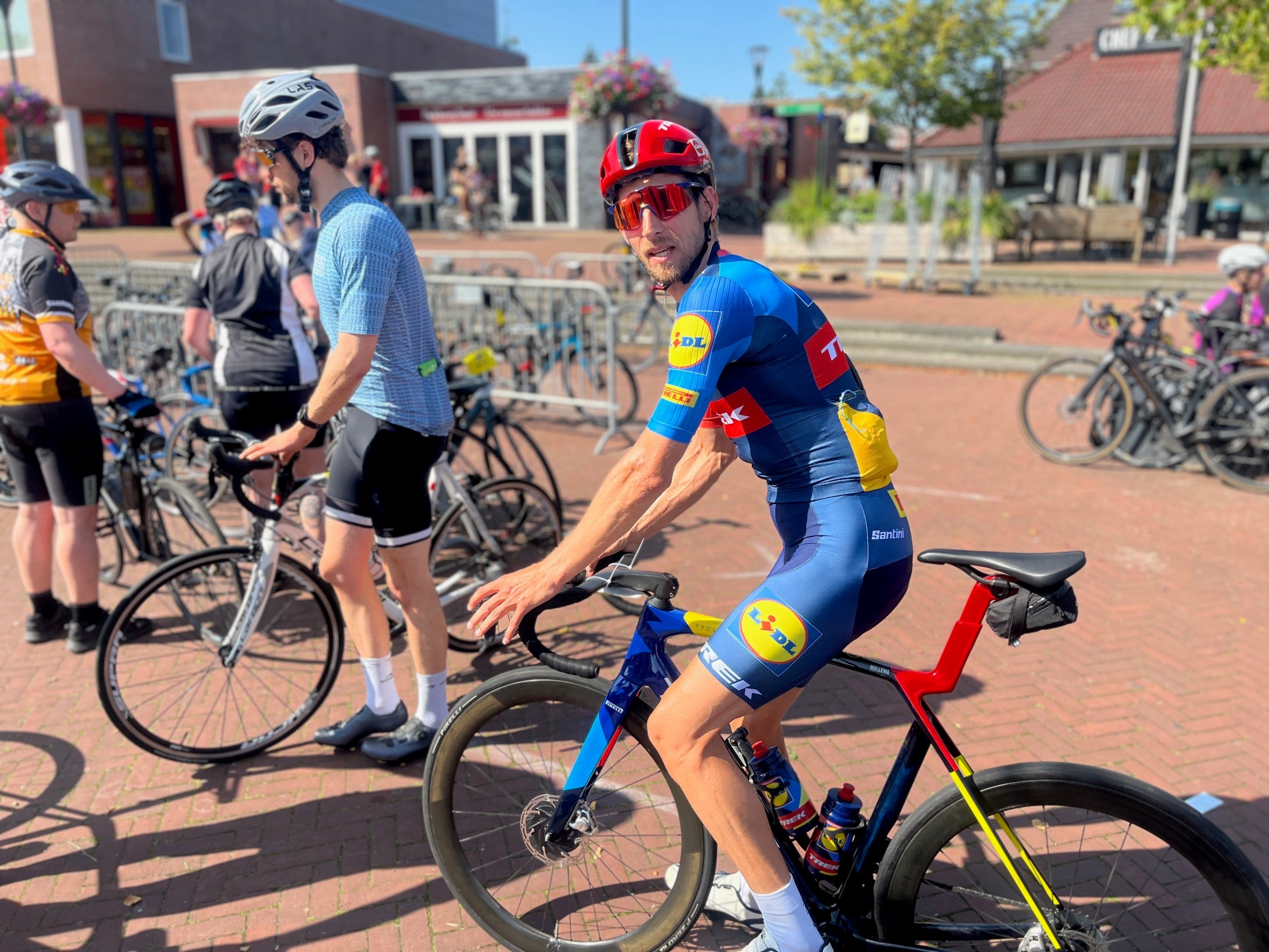 Bauke Mollema in Zuidhorn tijdens zijn eigen tocht eerder dit jaar