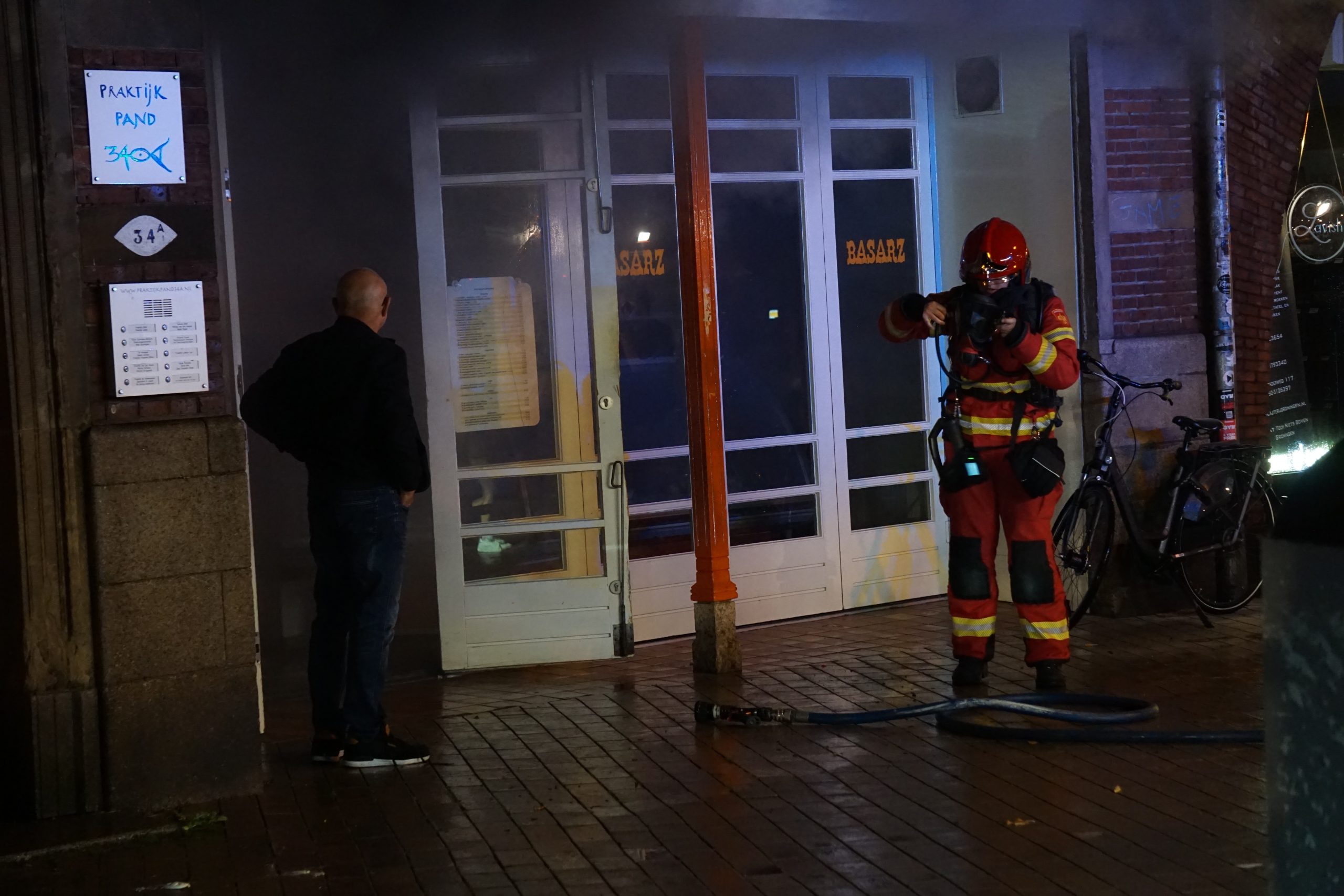 GRONINGEN - Dinsdagavond 13 augustus om 23.10 uur was brand ontstaan in een winkel aan de Vismarkt in Groningen. De brand zorgde nogal voor wat rookontwikkeling. De brandweer had de brand snel onder controle. Hoe de brand was ontstaan is niet bekend. Voor zover bekend is er niemand gewond geraakt.