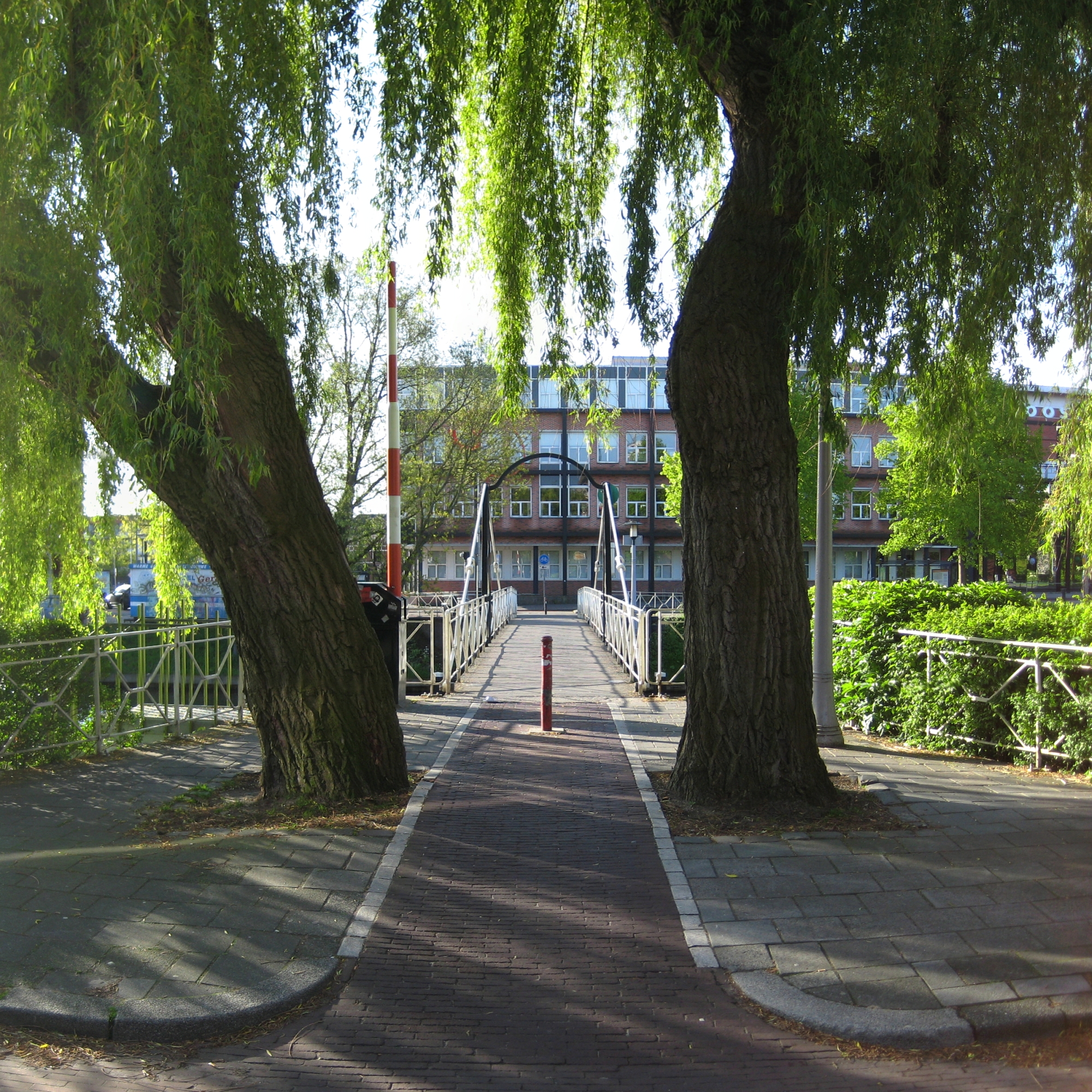 De Trompbrug in Groningen. De draaibrug, die in 1879 werd gebouwd, is een rijksmonument (nr. 486425).