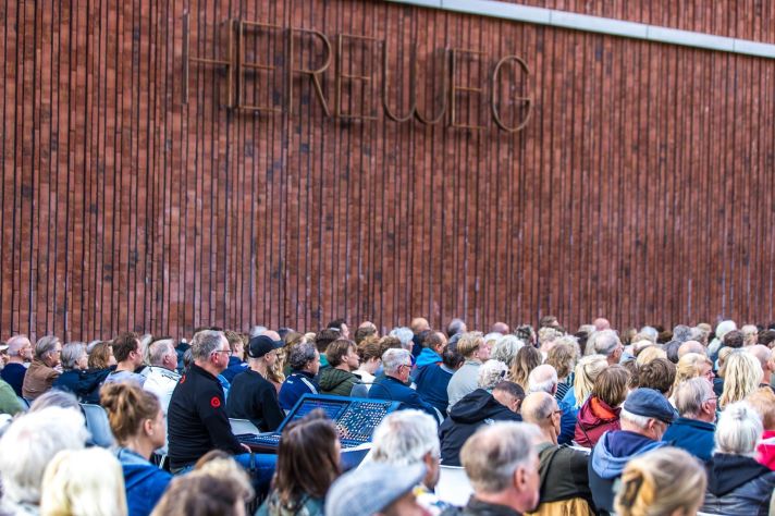 Bart Hof achter zijn mengtafel tijdens het concert