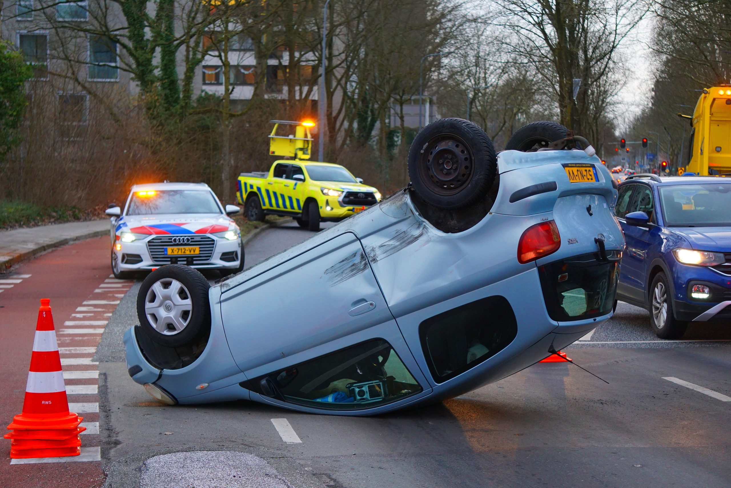 GRONINGEN - Dinsdagmiddag 25 februari om 16.40 uur heeft een ongeval plaatsgevonden aan de Laan Corpus den Hoorn in Groningen. Bij een aanrijding tussen twee voertuigen kwam een auto op de kop terecht. Onder andere de ambulancedienst werd ingezet om hulp te verlenen aan de inzittende(n). Zover bekend raakte niemand gewond. Politieagenten hebben de toedracht van het ongeval onderzocht. Een berger heeft de auto overeind gezet en afgesleept.