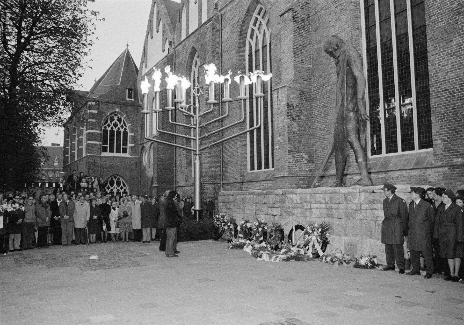 Kranslegging bij de dodenherdenking bij oorlogsmonument Sint-Joris en de Draak in 1976 Foto | Groninger Archieven