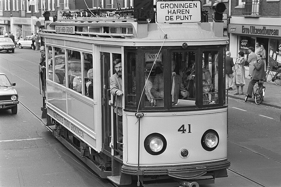 Historische tram tijdens optocht in Amsterdam Foto | Nationaal archief 