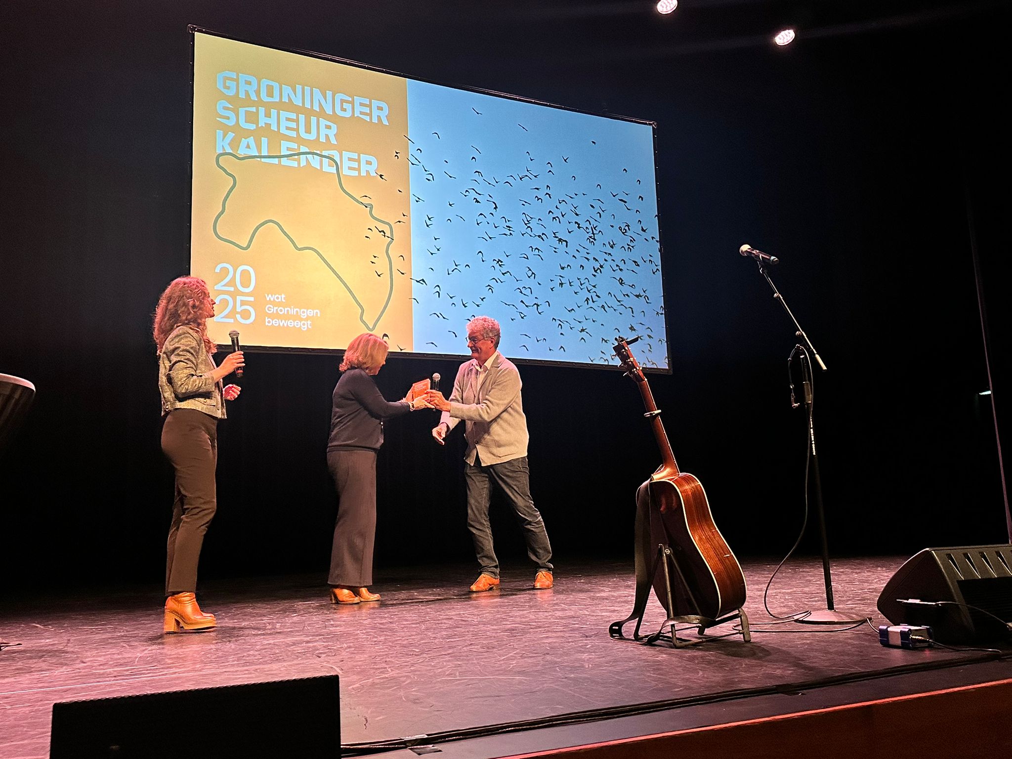 Overhandiging van 1e scheurkalender 2025 aan burgemeester van Veendam door voorzitter Groningen GIST Han Fennema