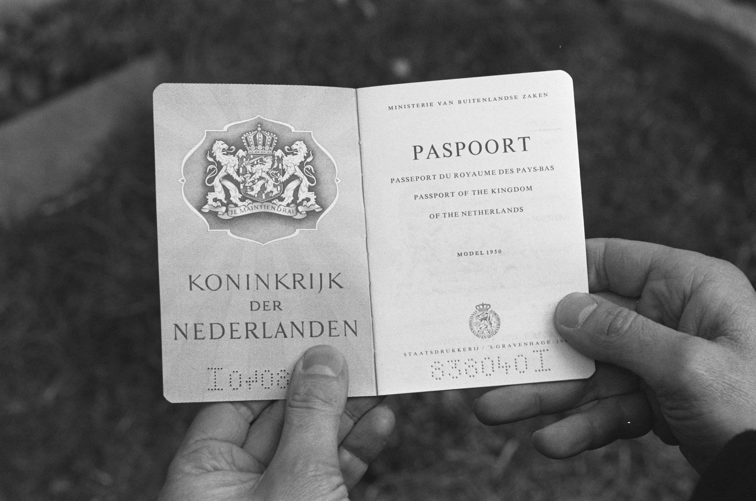 Foto | Rob Bogaerts / Anefo / CC0 (Public Domain), via WikimediaCommons https://commons.wikimedia.org/w/index.php?search=nederlands+paspoort&title=Special%3AMediaSearch&go=Go&type=image