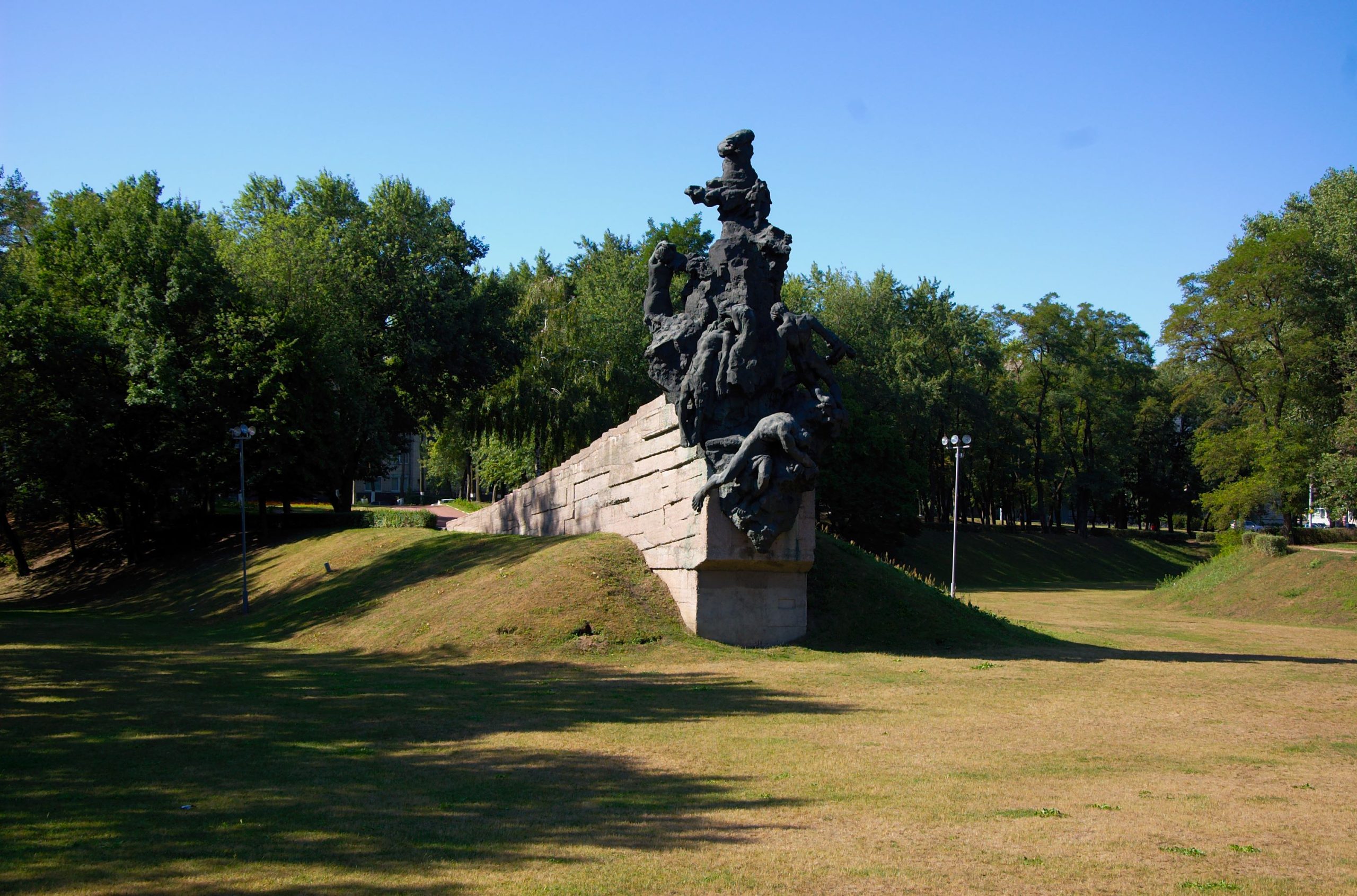 Sovjetmonument bij Babi Jar in Oekraïne.
