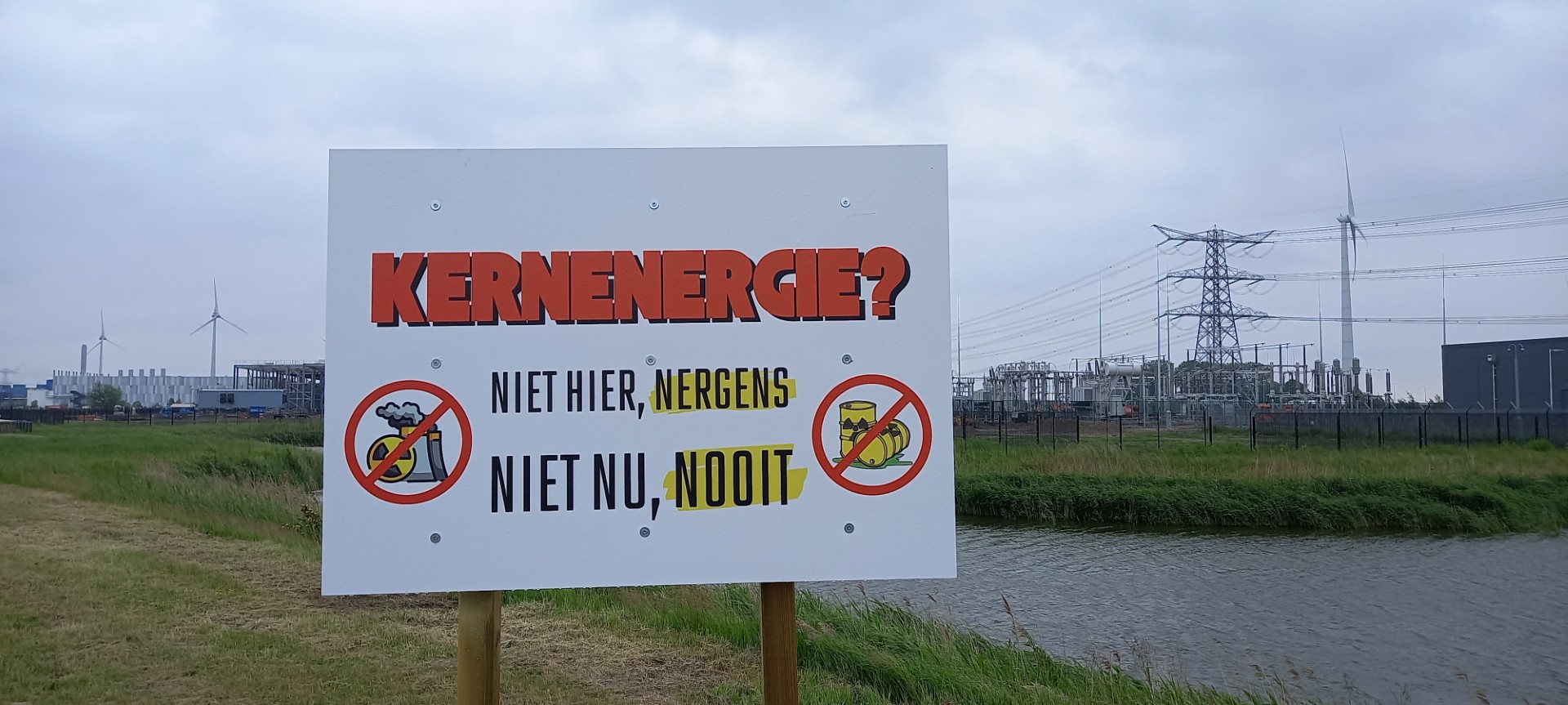 Protestbord van Miliedefensie bij de Eemshaven. Foto | Antonet Pepers