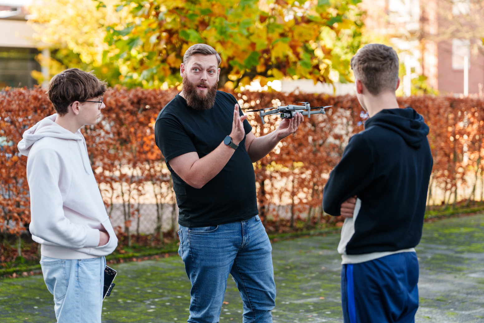 Docent Sjaak Visser met twee studenten. Foto | Noorderpoort