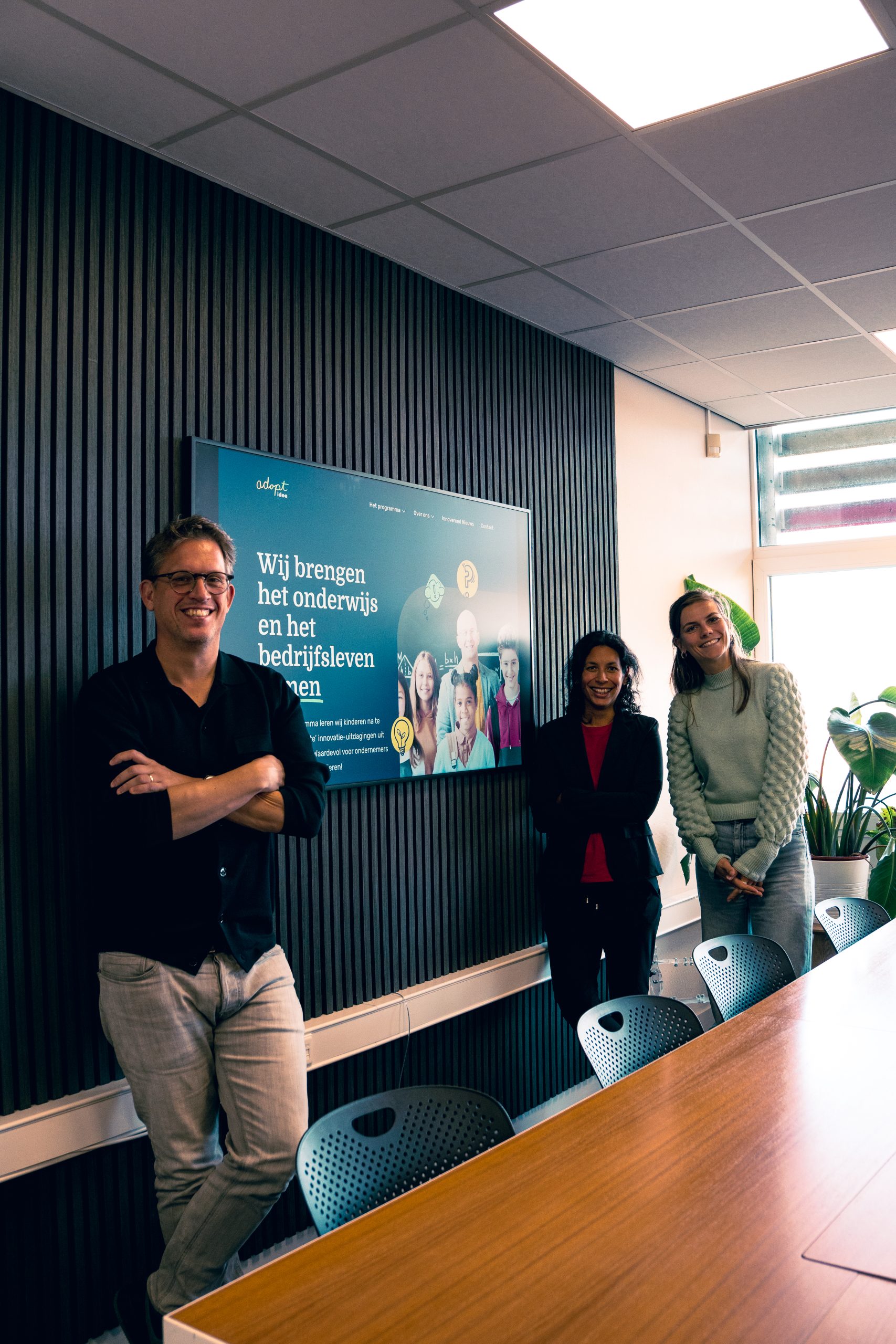 Vlnr: Wouter van Dijk (Oprichter AdoptIDee), Lusanne Tehupuring (Bestuurslid Digifonds Noord) en Willeke Hoekstra (Projectleider AdoptIDee).
