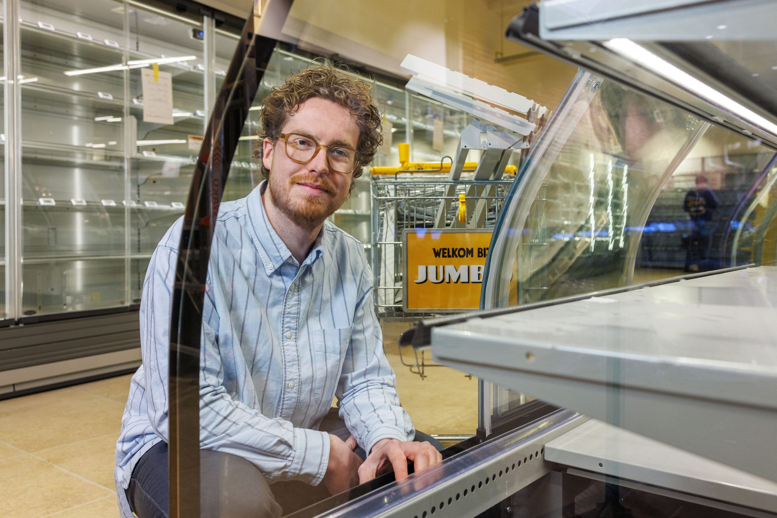 Max Papo bij de Jumbo-supermarkt in Haren, vlak voor de heropening na de verbouwing. Fotografie: Jan Buwalda
