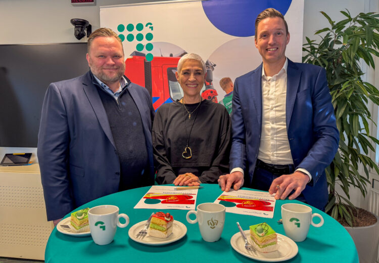 Wilma Mansveld (algemeen directeur Veiligheidsregio Groningen) en Huib Eshuis en Jan Jansen (beiden bouwprojectmanager – partner bct) hebben de handtekening onder de samenwerking gezet.