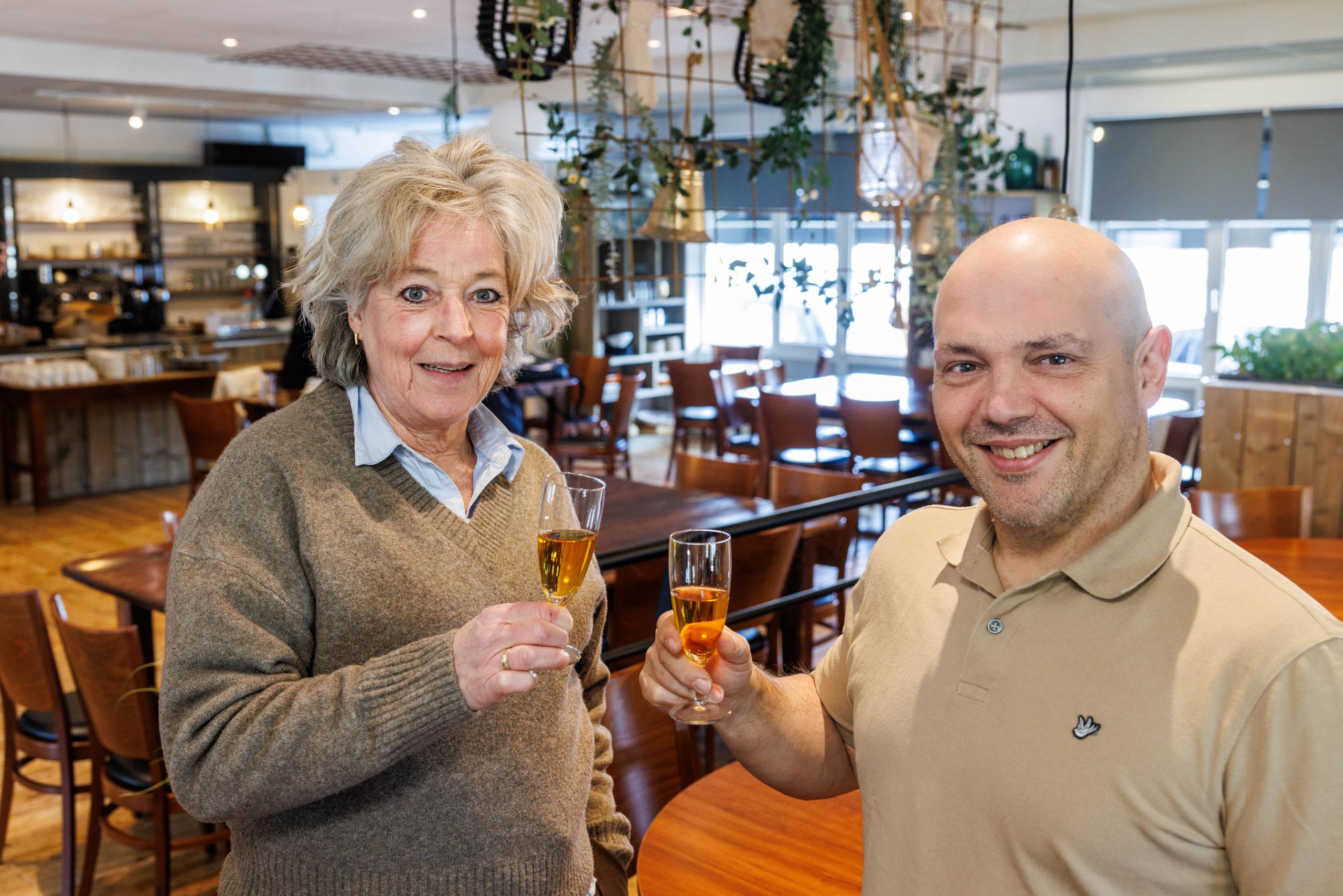 Voormalige eigenaresse Brigitte Hofstee met de nieuwe eigenaar van de brasserie: René Contini Foto | Jan Buwalda