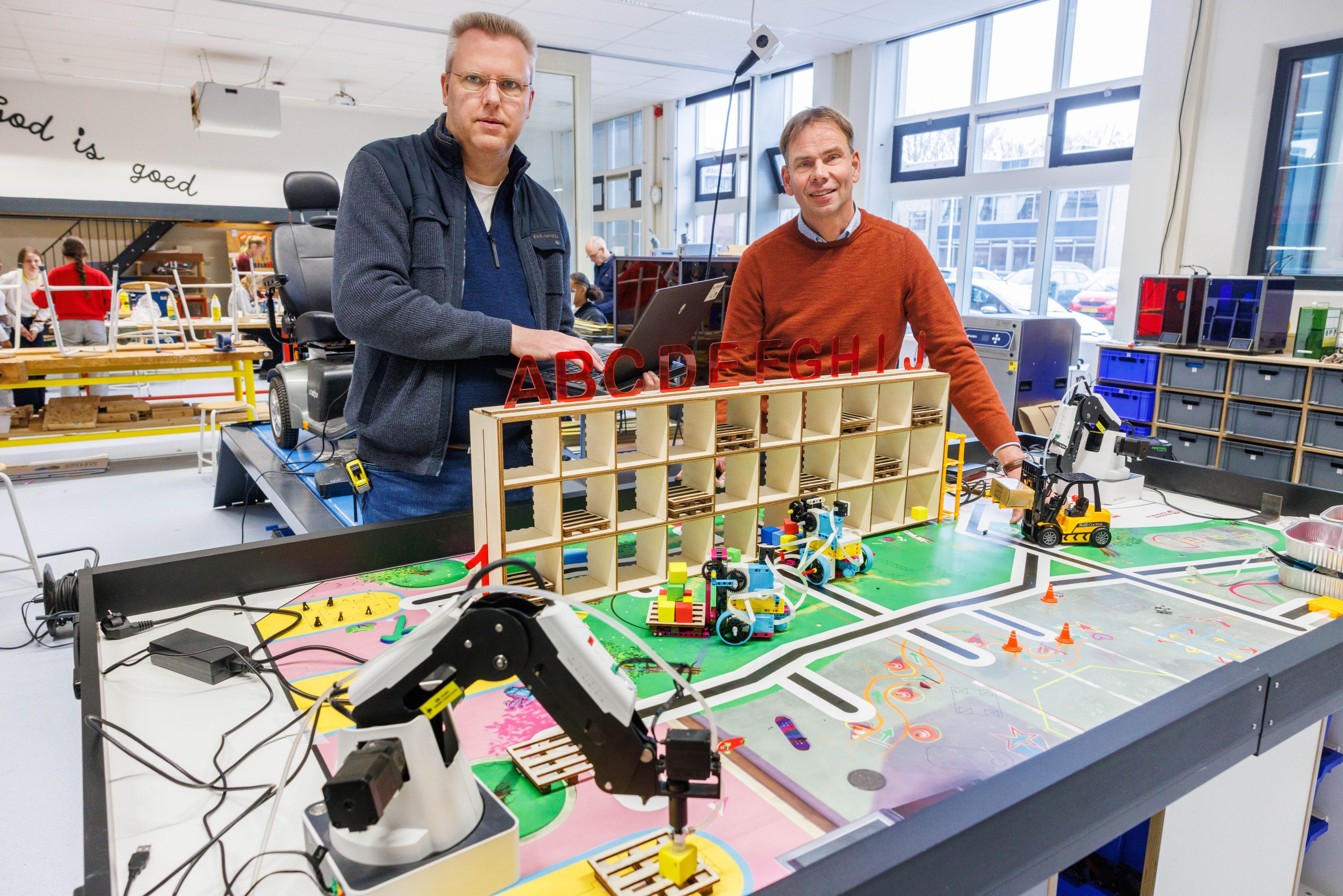 Johan Vellema, beheerder van Techlab en Klaas Richard Boonstra van het Gomarus College. Foto | Jan Buwalda