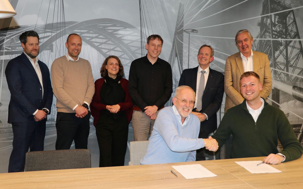 Bestuur, investeerders en wetenschappelijke partners van MimeCure. Vlnr achterste rij: Patrick van Eerden (CFO Addington), Arthur Nederlof (CEO Addington), Prof. Anika Nagelkerke (RUG), Prof. Reinoud Gosens (RUG), Prof. Erik Frijlink (Director MimeCure), Otto Jan van Diepen (Director Apsara). Vlnr voorste rij: Ad Nederlof (oprichter Addington) en Dr. Luke van der Koog (CEO MimeCure)
