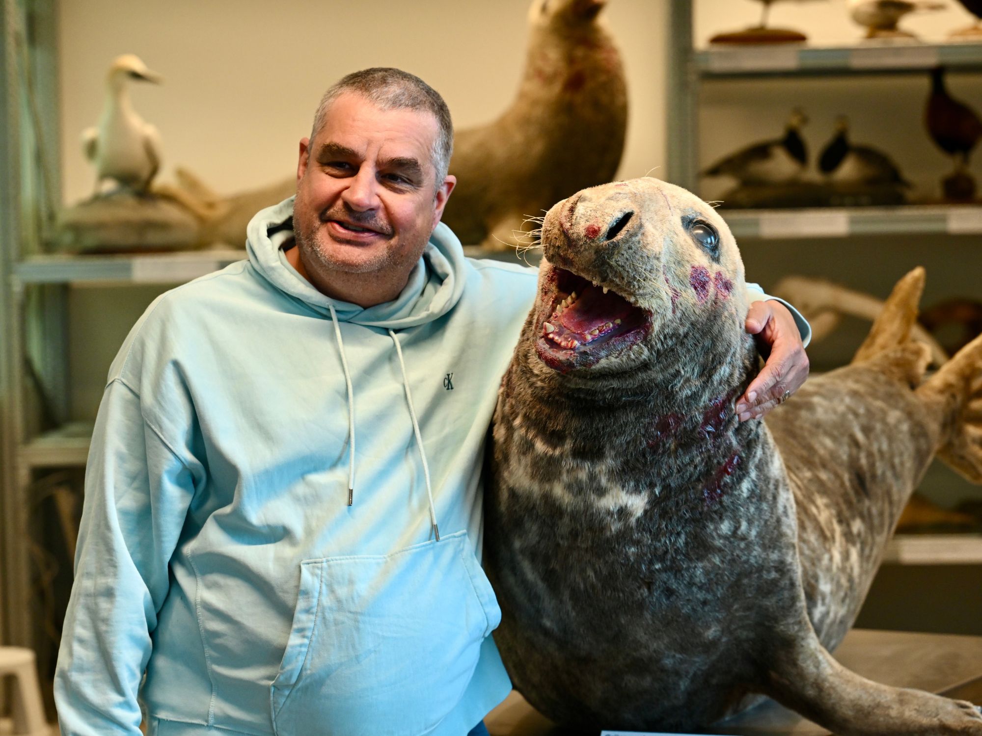 Acteur Frank Lammers met opgezette zeehond. Foto | Meike Padding