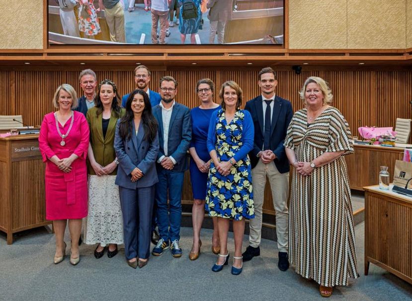 Het nieuwe college van B&W, vlnr: Burgemeester Roelien Kamminga, gemeentesecretaris Sander Gerritsen en de wethouders Mirjam Wijnja, Janette Bosma, Rik van Niejenhuis, Eelco Eikenaar, Manouska Molema, Carine Bloemhoff, Jalt de Haan en Inge Jongman.