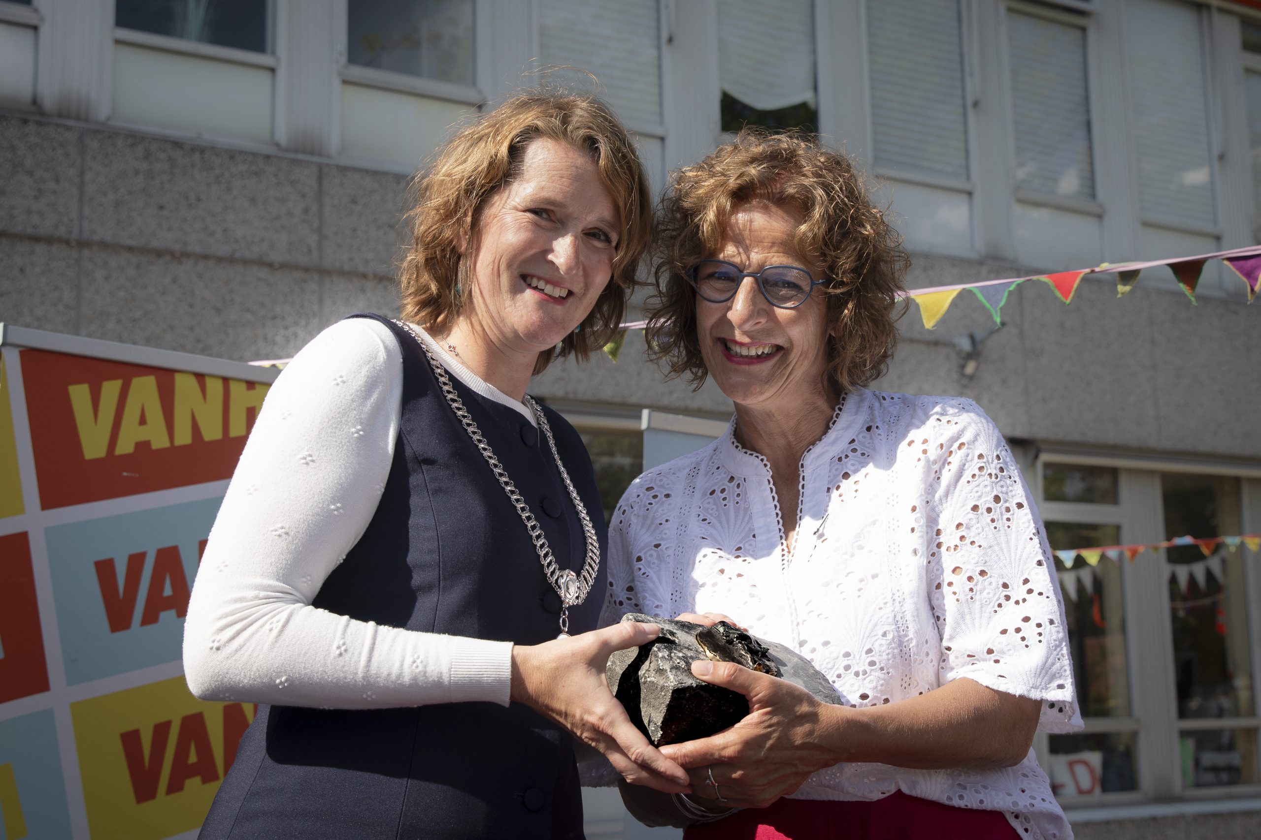 Na veertien jaar draagt founder Jolijn Creutzberg van Vanhulley het stokje over. Deze sociale onderneming heeft heel veel mensen en de gemeente over de jaren een grote dienst bewezen. Vanwege deze maatschappelijke waarde, en Jolijn haar inzet, krijgt ze op 1 juli 2026 een onderscheiding van loco-burgemeester Carine Bloemhoff