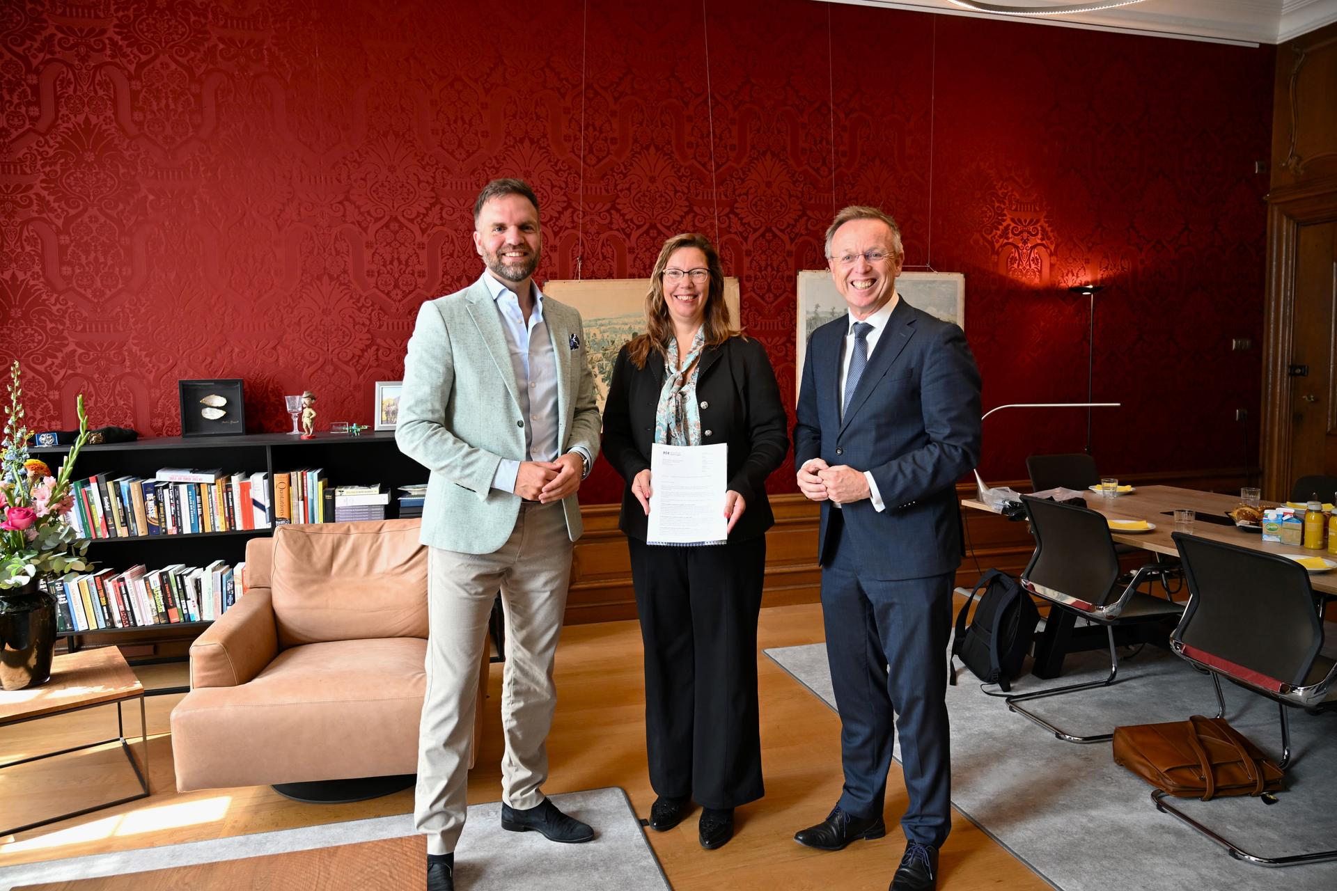 V.l.n.r. Derk Boswijk (staatssecretaris van Defensie), Marian van Dijken (gedeputeerde Defensie Groningen), René Paas (commissaris van de Koning Groningen)