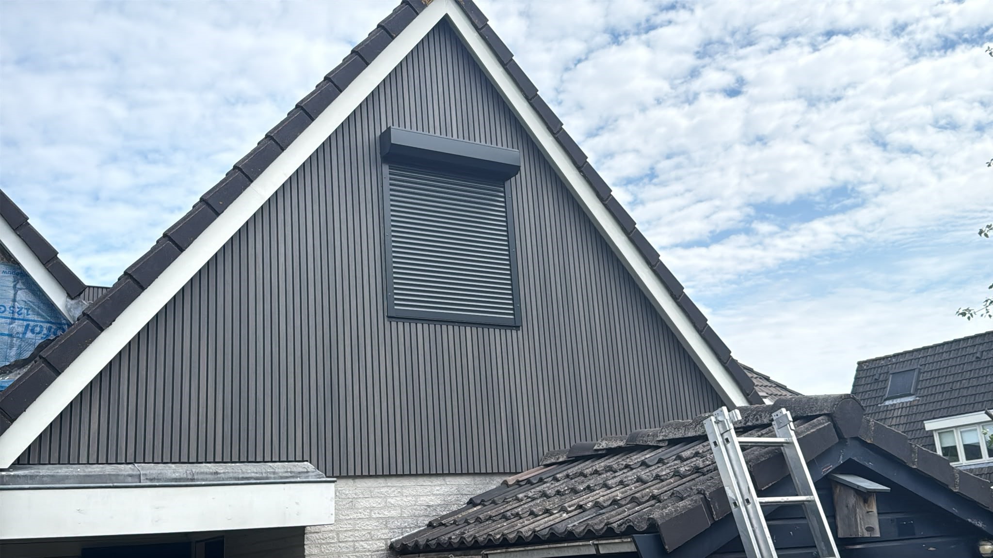Villa in Winsum krijgt nieuwe gevel met composiet gevelbekleding