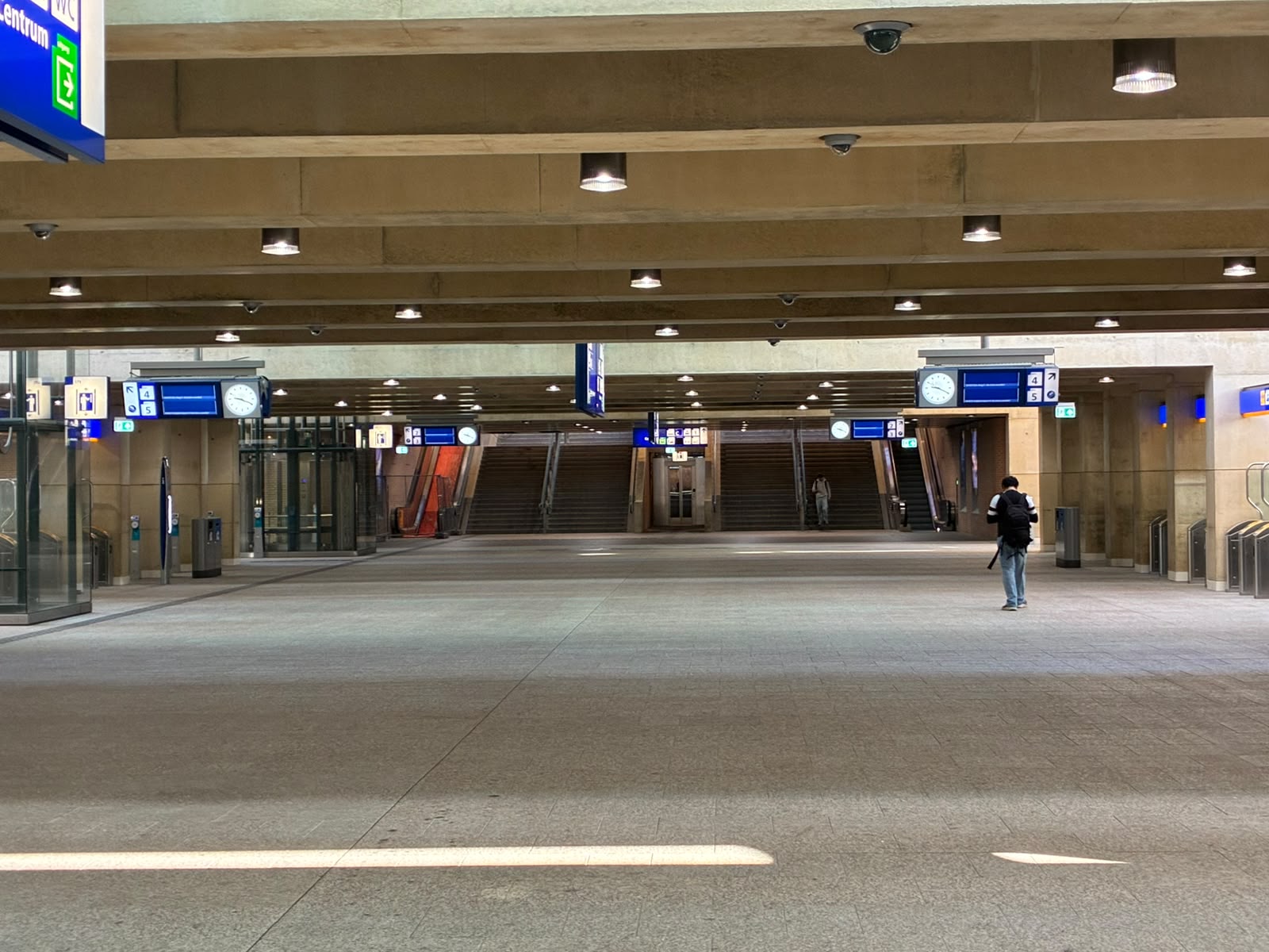 Een lege stationshal, woensdagochtend in Groningen
